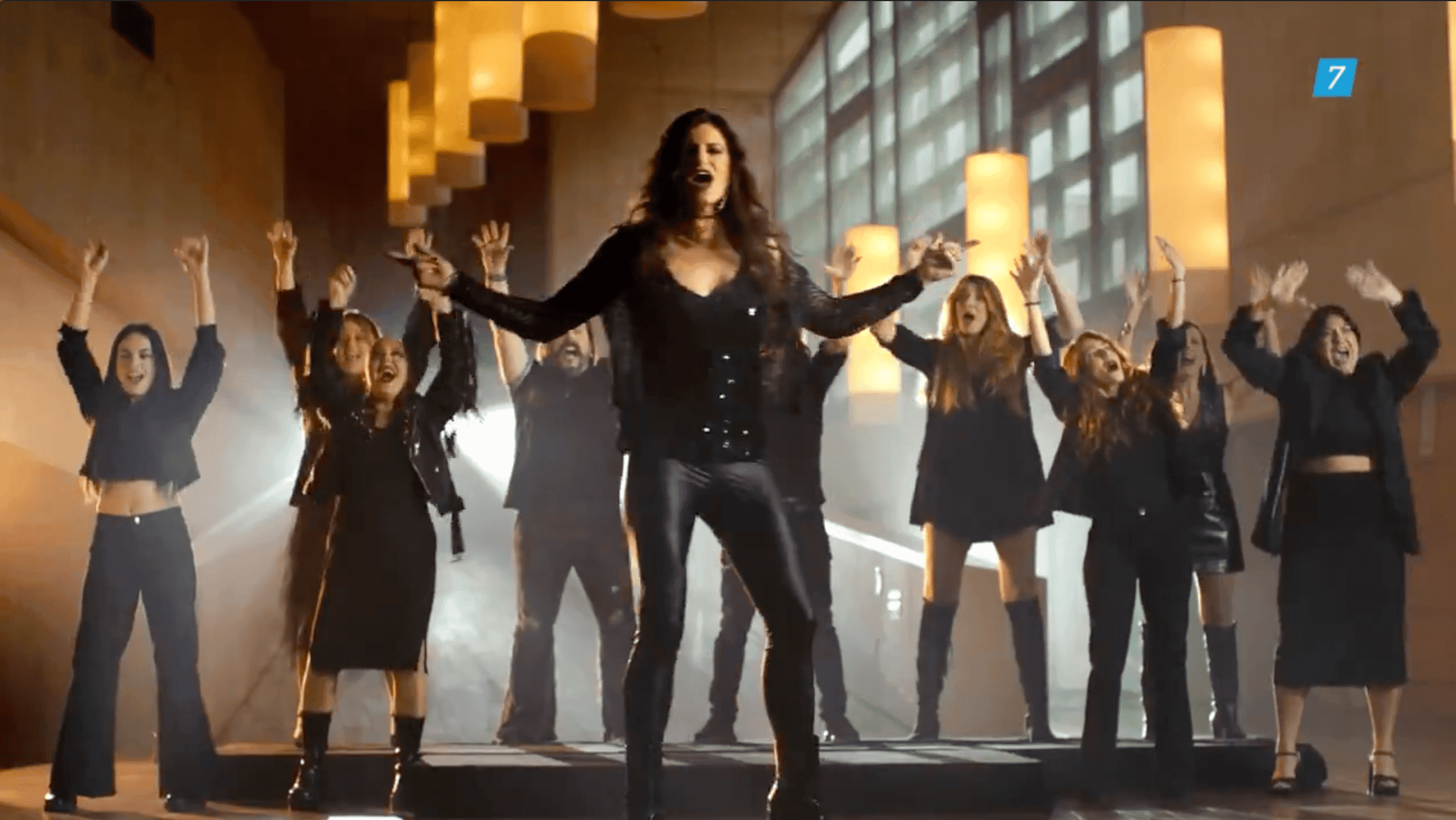 Rebeca Rods y el Black Light Gospel Choir Iluminan el Nuevo Spot de Factor X y el Escenario de CADENA 100 POR LA PAZ