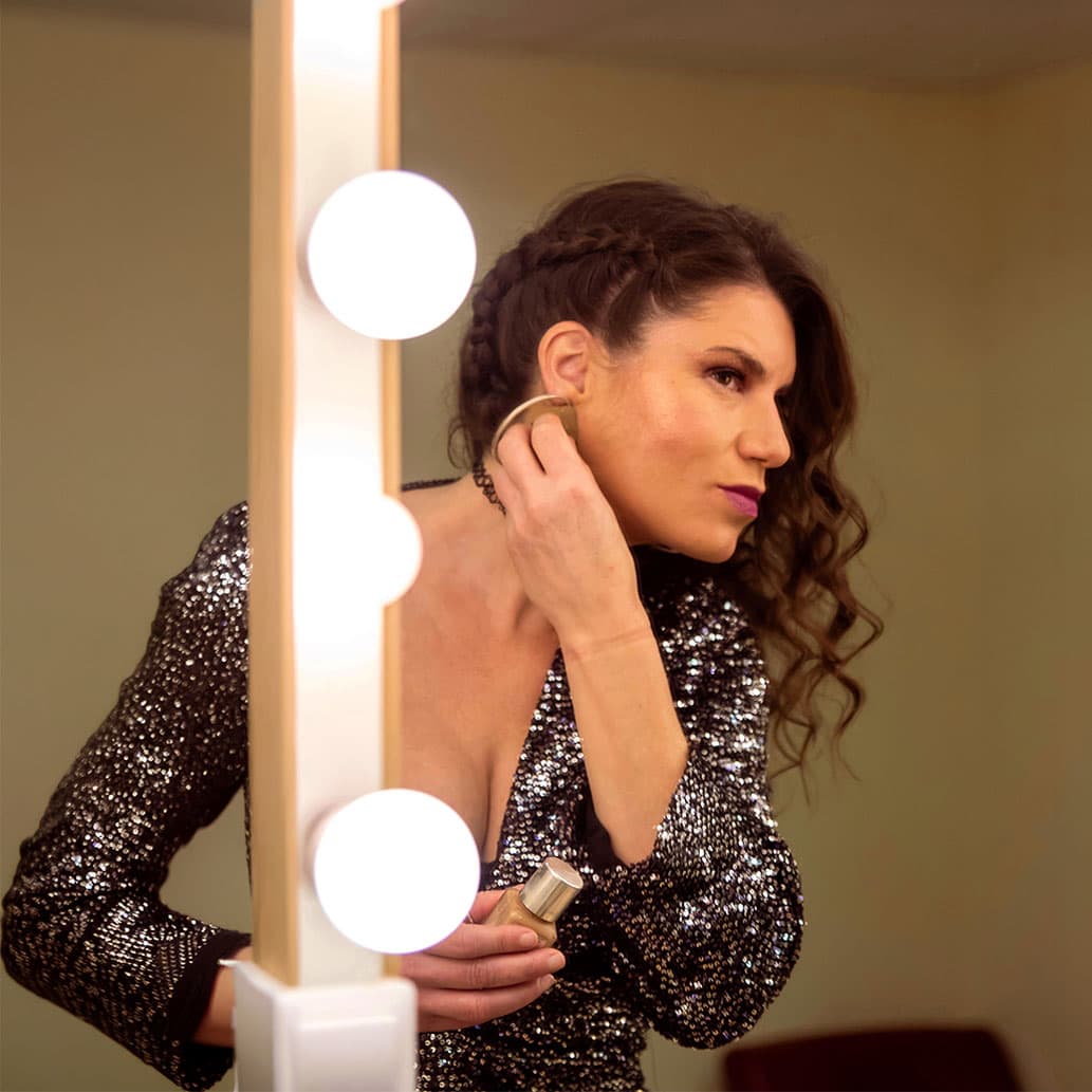Rebeca Rods preparándose en el camerino