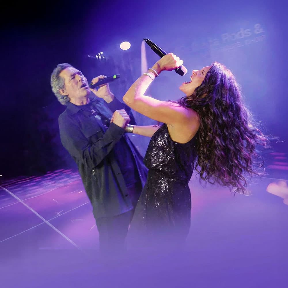 Rebeca Rods y Miguel Ríos cantando juntos en directo