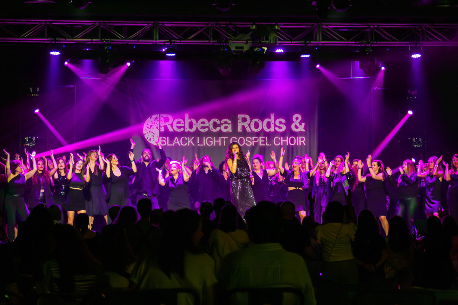 Black Light Gospel Choir y Rebeca Rods durante la grabación del single Todo a pulmón con Miguel Ríos