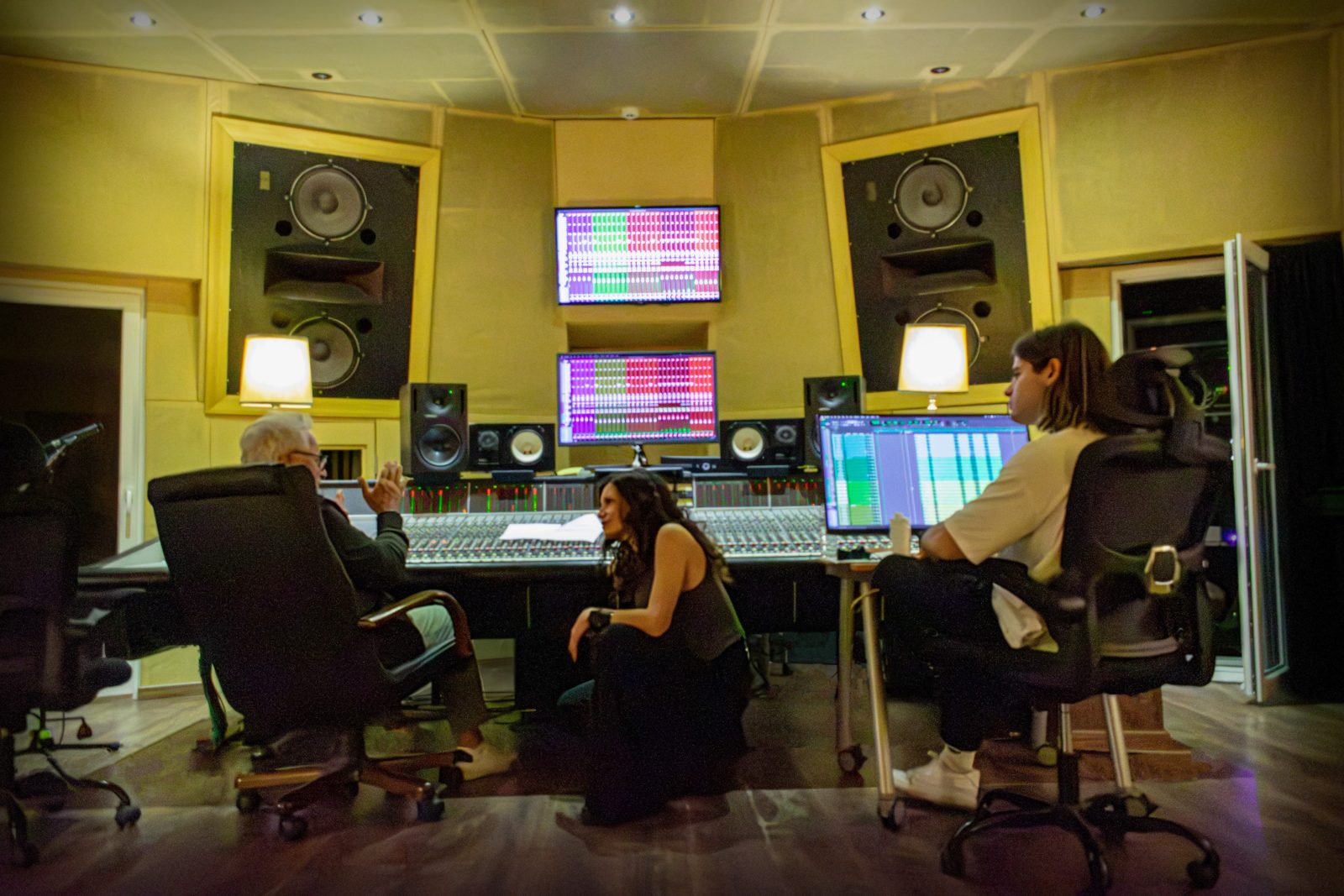 Humberto Gatica, Rebeca Rods y el equipo en la sala de control durante la sesión de grabación