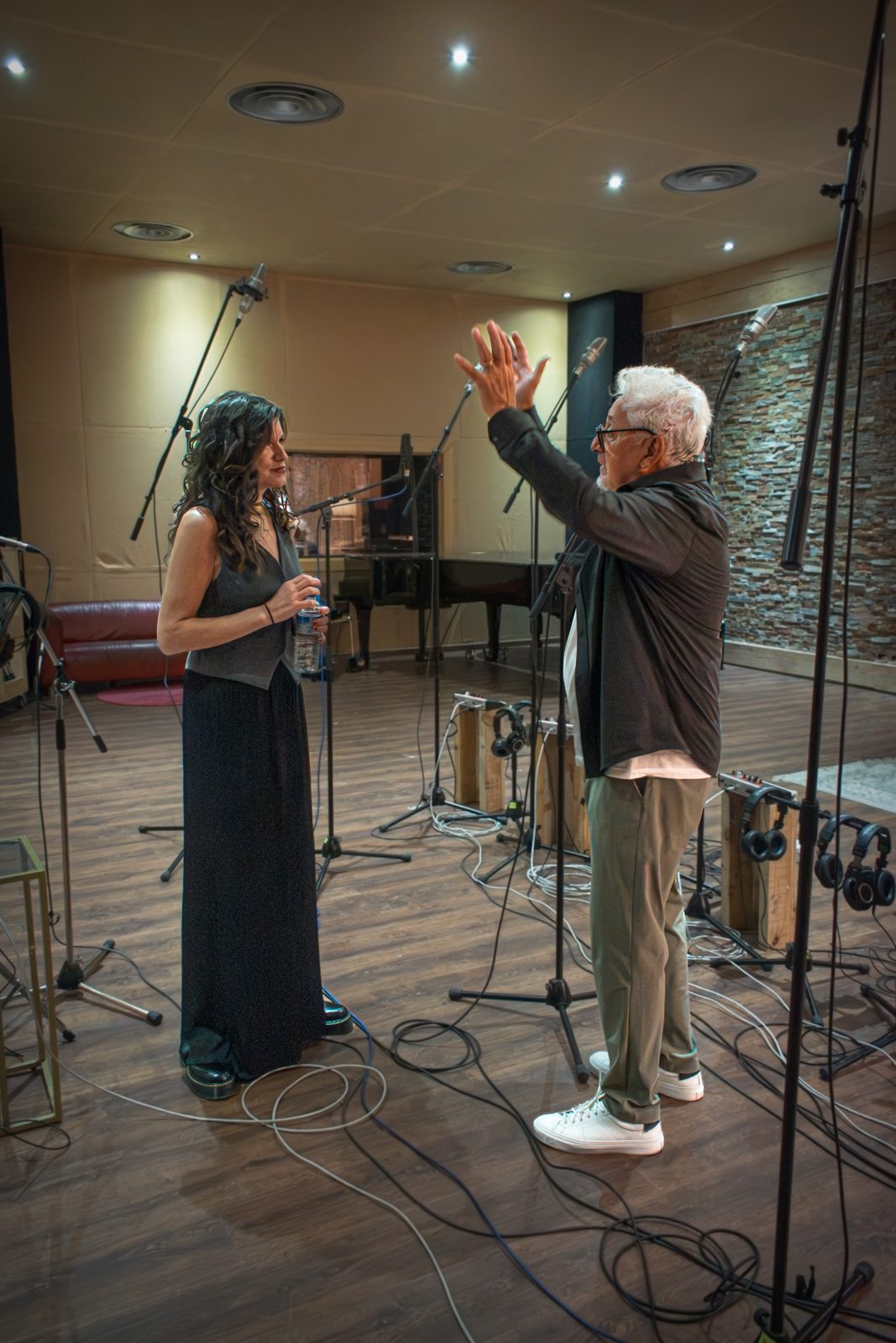 Rebeca Rods y Humberto Gatica en la sala de grabación